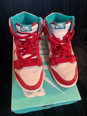 VERY RARE!! Nike Dunk SB “ Dr. Seuss” S9M.